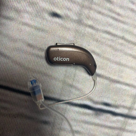 OTICON More 1 Hearing Aids w/Rechargable Case RIC - Picture 7 of 10